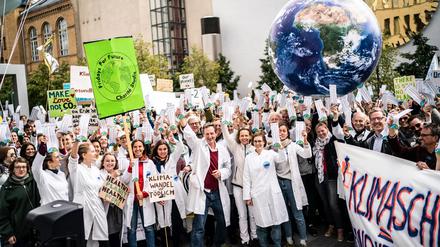 Studierende und Ärzte beim Klimastreik