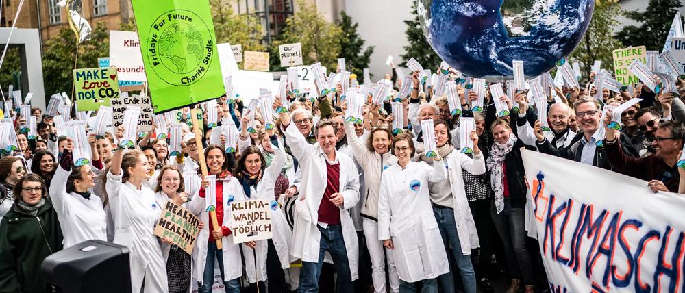 Studierende und Ärzte beim Klimastreik