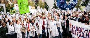 Studierende und Ärzte beim Klimastreik