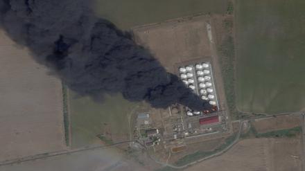Ein Satellitenbild zeigt Rauch und Feuer, die inmitten des anhaltenden Konflikts zwischen Russland und der Ukraine aus einem Öldepot in der Region Rostow,  aufsteigen.