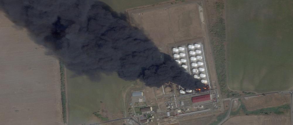 Ein Satellitenbild zeigt Rauch und Feuer, die inmitten des anhaltenden Konflikts zwischen Russland und der Ukraine aus einem Öldepot in der Region Rostow,  aufsteigen.