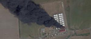 Ein Satellitenbild zeigt Rauch und Feuer, die inmitten des anhaltenden Konflikts zwischen Russland und der Ukraine aus einem Öldepot in der Region Rostow,  aufsteigen.