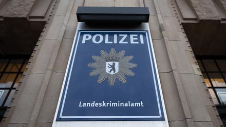 Eine Tafel mit der Aufschrift ·Polizei Landeskriminalamt· hängt an einem Polizeigebäude (Symbolbild)