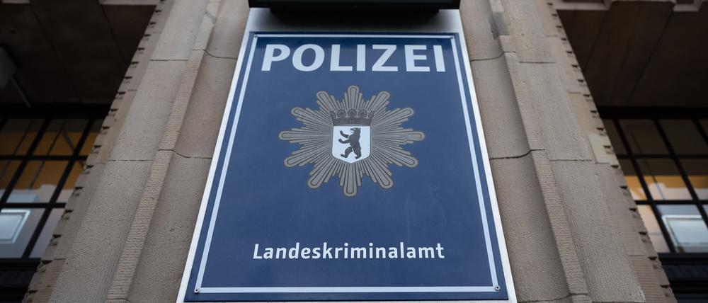 Eine Tafel mit der Aufschrift ·Polizei Landeskriminalamt· hängt an einem Polizeigebäude (Symbolbild)