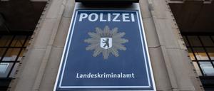 Eine Tafel mit der Aufschrift ·Polizei Landeskriminalamt· hängt an einem Polizeigebäude (Symbolbild)