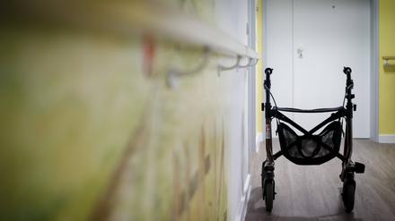 Ein Rollator steht auf einem Gang in einem Pflegeheim.