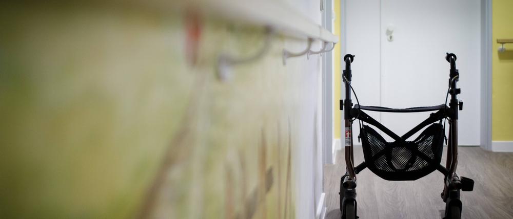 Ein Rollator steht auf einem Gang in einem Pflegeheim.