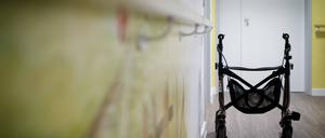 Ein Rollator steht auf einem Gang in einem Pflegeheim.
