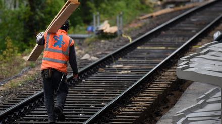 Arbeiter bauen einen Bahnhof.