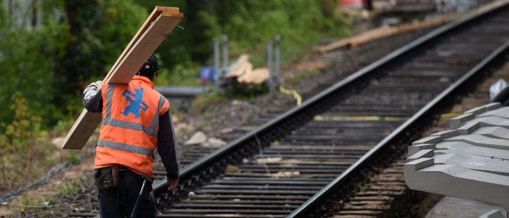 Arbeiter bauen einen Bahnhof.