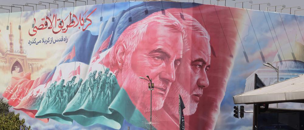 Porträts des iranischen Offiziers Qasem Soleimani und des früheren Hamas-Chefs Ismail Hanijeh in Teheran. Beide Männer wurden bei gezielten Angriffen auf ihre Person getötet.
