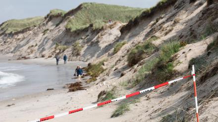 Absperrband der Polizei an den Dünen in Jütland, Dänemark.