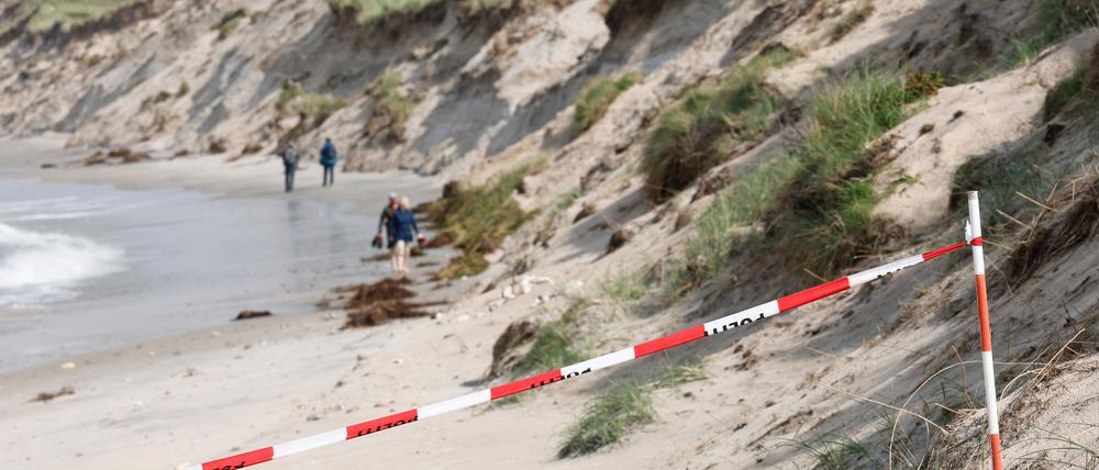 Absperrband der Polizei an den Dünen in Jütland, Dänemark.