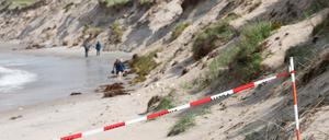 Absperrband der Polizei an den Dünen in Jütland, Dänemark.