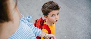 Auf in die Schule! Kinder sind plötzlich nicht mehr, sondern weniger betreut als zur Kindergartenzeit.