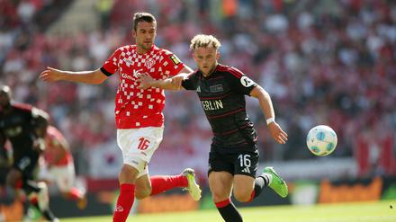 Benedict Hollerbach (rechts, hier gegen den Mainzer Stefan Bell) hofft am Freitag gegen St. Pauli auf Unions ersten Sieg in dieser noch jungen Bundesligasaison.