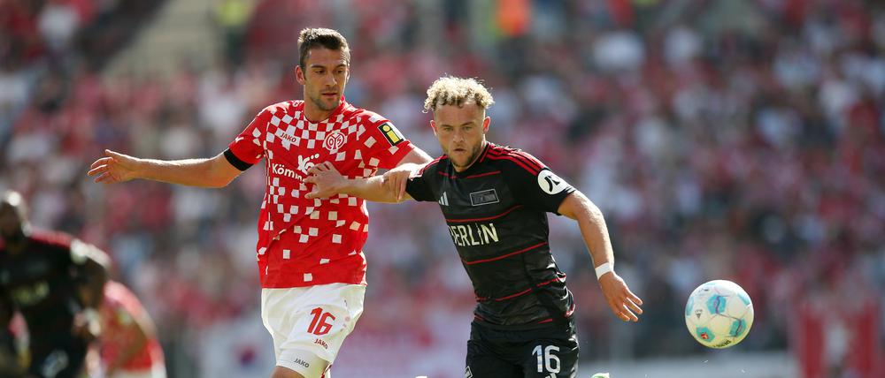 Benedict Hollerbach (rechts, hier gegen den Mainzer Stefan Bell) hofft am Freitag gegen St. Pauli auf Unions ersten Sieg in dieser noch jungen Bundesligasaison.