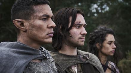Der  Elbenmann Arondir (Ismael Enrique Cruz Córdova) mit den Menschen Isildur (Max Baldry) und Estrid (Nia Towle)