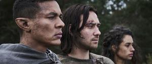 Der  Elbenmann Arondir (Ismael Enrique Cruz Córdova) mit den Menschen Isildur (Max Baldry) und Estrid (Nia Towle)