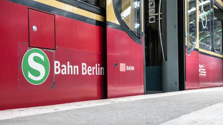 Eine S-Bahn steht mit geöffneten Türen im Bahnhof.
