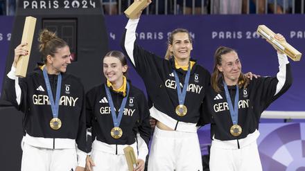 Die glücklichen Sieger im 3x3-Basketball bei Olympia.