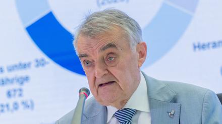 Herbert Reul (CDU), Innenminister von Nordrhein-Westfalen, spricht bei einem Pressetermin im Ministerium über das Thema „Gewaltkriminalität mit dem Tatmittel Messer im öffentlichen Raum“.