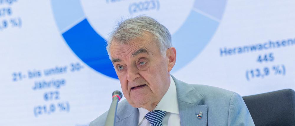 Herbert Reul (CDU), Innenminister von Nordrhein-Westfalen, spricht bei einem Pressetermin im Ministerium über das Thema „Gewaltkriminalität mit dem Tatmittel Messer im öffentlichen Raum“.