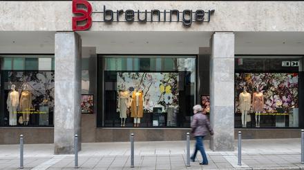 Baden-Württemberg, Stuttgart: Ein Schriftzug des Handelsunternehmens Breuninger ist an einer Fassade des Breuninger-Kaufhauses in der Innenstadt angebracht. Das Stuttgarter Modeunternehmen Breuninger steht nun samt Handelsgeschäft und Immobilien zum Verkauf.