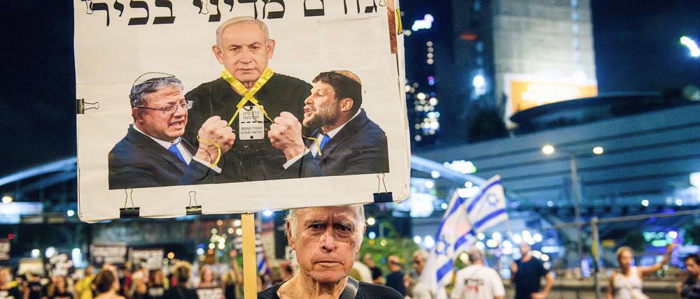 Proteste gegen Bezalel Smotrich (r.) und Itamar Ben-Gvir (l.) in Israel.