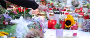 Nach der Messerattacke auf dem Solinger Stadtfest legen Menschen in der Nähe des Tatortes Blumen nieder und und zünden Kerzen zum Gedenken der Opfer an. (Archivfoto)