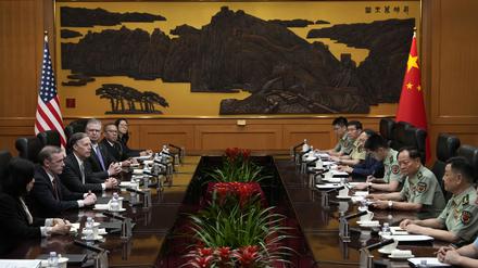 Ein Treffen der amerikanischen und chinesischen Delegation im Bayi-Gebäude in Peking. 