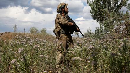 Ein Soldat des motorisierten Schützenbataillons der 93. Brigade der ukrainischen Streitkräfte steht auf einem Feld in der Region Donezk im Osten der Ukraine.