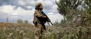 Ein ukrainischer Soldat bewacht den Luftraum.