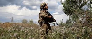 Ein ukrainischer Soldat bewacht den Luftraum.