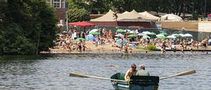 Ein Ruderboot fährt vor dem Strandbad auf dem Plötzensee. +++ dpa-Bildfunk +++