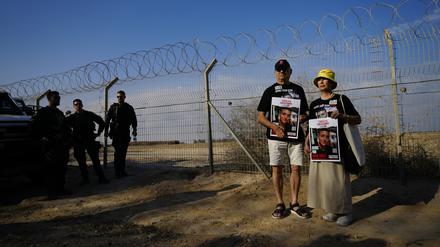Israel, Nirim: Angehörige und Freunde von Geiseln, die im Gazastreifen von der palästinensischen Terrororganisation Hamas festgehalten werden, nehmen an einer Demonstration teil, um ihre Freilassung zu fordern.