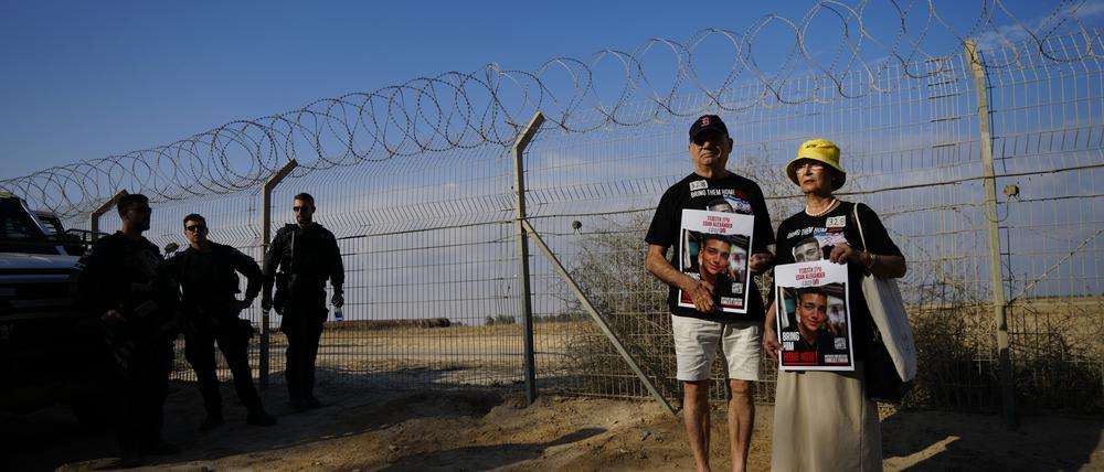 Israel, Nirim: Angehörige und Freunde von Geiseln, die im Gazastreifen von der palästinensischen Terrororganisation Hamas festgehalten werden, nehmen an einer Demonstration teil, um ihre Freilassung zu fordern.