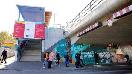 Die Brücke am Bahnhof Golm war 2021 künstlerisch gestaltet worden.