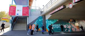 Die Brücke am Bahnhof Golm war 2021 künstlerisch gestaltet worden.