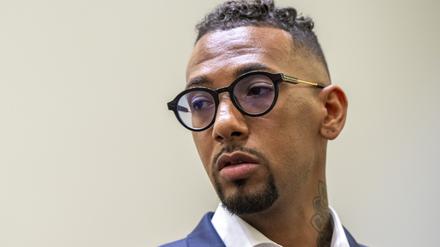 Jerome Boateng, Fußball-Profi, steht im Landgericht im Gerichtssaal.