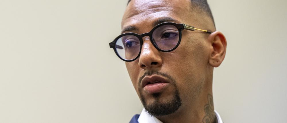 Jerome Boateng, Fußball-Profi, steht im Landgericht im Gerichtssaal.
