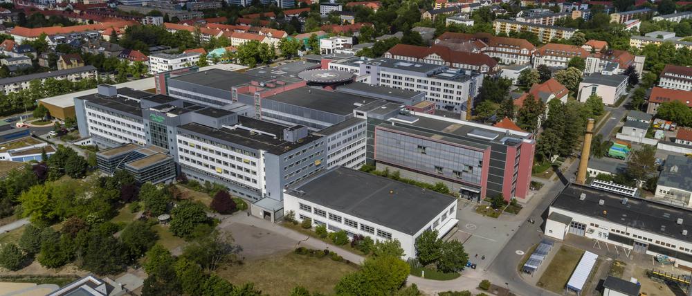 Luftbild des Carl-Thiem-Klinikums in Cottbus: An der Medizin-Uni sollen bald 80 Professuren besetzt sein und insgesamt 1300 neue Vollzeitjobs entstehen.