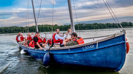 In einem Boot: Gemeinsames Segeln soll den Teamgeist der Resort-Gäste fördern.