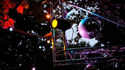 Lichtanlage Nussbaumpark Lichtanlage und Discokugel im Sommergarten Nussbaumpark München. Abendstimmung. Queerer Biergarten *** Lighting system Nussbaumpark Lighting system and disco ball in the summer garden Nussbaumpark Munich Evening atmosphere Queer beer garden