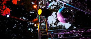 Lichtanlage Nussbaumpark Lichtanlage und Discokugel im Sommergarten Nussbaumpark München. Abendstimmung. Queerer Biergarten *** Lighting system Nussbaumpark Lighting system and disco ball in the summer garden Nussbaumpark Munich Evening atmosphere Queer beer garden
