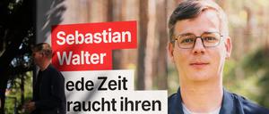 Sebastian Walter, Die Linke, Landesvorsitzender und Spitzenkandidat, steht vor einem Großflächenplakat mit einem Foto von Sebastian Walter.