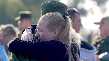 Eine Frau verabschiedet einen mobilisierten russischen Rekruten in der russischen Region Wolgograd am Bahnhof Prudboi. (Symbolbild)