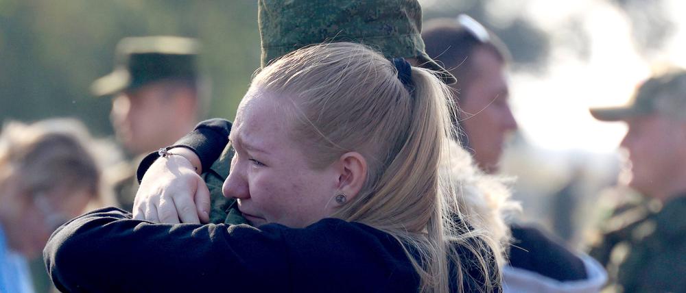 Eine Frau verabschiedet einen mobilisierten russischen Rekruten in der russischen Region Wolgograd am Bahnhof Prudboi. (Symbolbild)