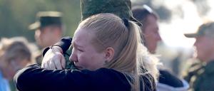 Eine Frau verabschiedet einen mobilisierten russischen Rekruten in der russischen Region Wolgograd am Bahnhof Prudboi. (Symbolbild)