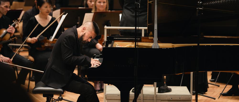 Pianist Conrad Tao spielte Gershwins „Rhapsody in blue“ mit dem Kansas City Symphony am 28.8.24 in der Berliner Philharmonie